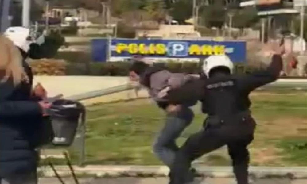 Δικηγόρος αστυνομικού στη Νέα Σμύρνη: Δέχθηκαν επίθεση από τουλάχιστον 60 άτομα